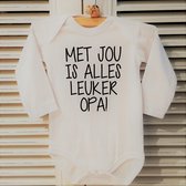 Baby Rompertje lange mouw met tekst voor de liefste opa: met jou is alles leuker opa wit Maat 62-68