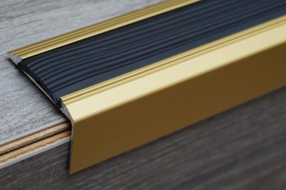 ALUMINIUM ANTISLIP TRAPPROFIEL GOUD A38 X 46x 29 x 120cm x 1stuk MET RUBBER