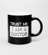 Mok - Zwart Wit - Trust me I am a doctor - Gevuld met snoepmix - In geschenkverpakking met gekleurd lint