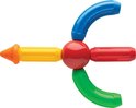 Een magnetische constructie in de vorm van een kruis met een rode bal in het midden, omringd door gele, rode, blauwe en groene onderdelen.