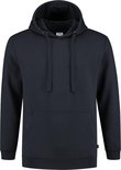 Donkerblauwe hoodie met capuchon, opgestikte kangoeroezak en veters. Label op de voorkant.