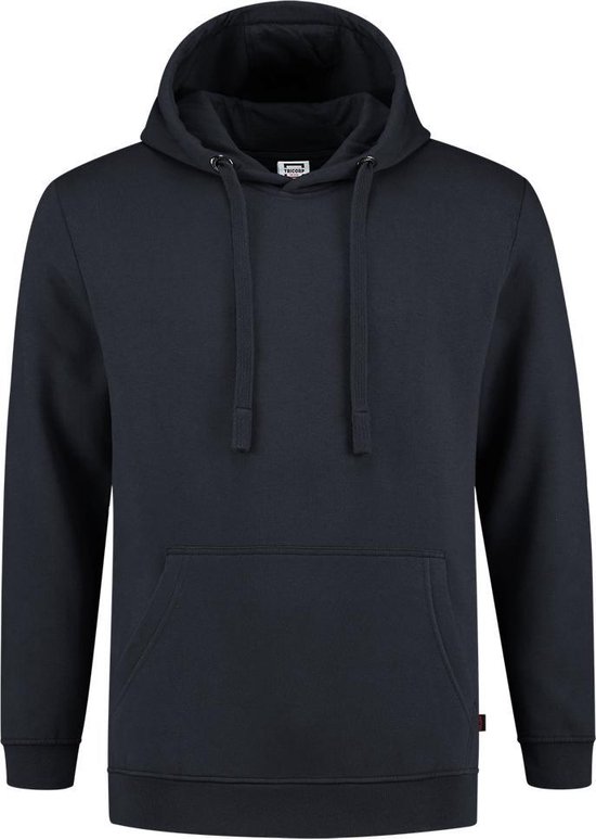 Donkerblauwe hoodie met capuchon, opgestikte kangoeroezak en veters. Label op de voorkant.