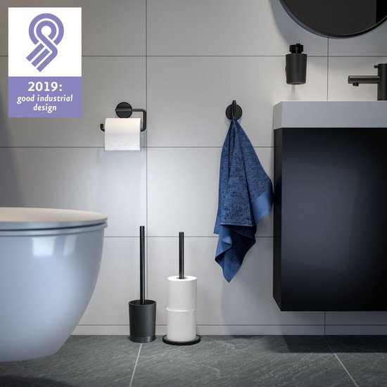 Salle de bain noire moderne avec porte-rouleau, crochet pour serviette, distributeur de savon et toilettes.