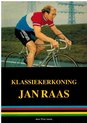 Jan Raas op racefiets in rood, wit en blauw shirt. Tekst: Klassiekerkoning Jan Raas.
