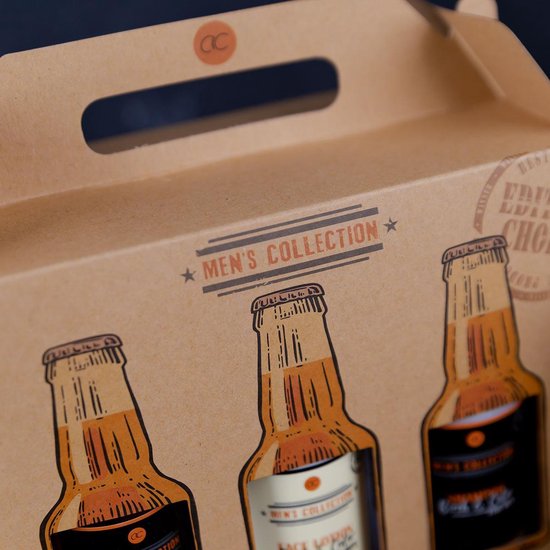 Detail van een kartonnen geschenkverpakking met de opdruk 'Men's Collection' en bierflesafbeeldingen.