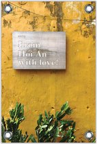 Tuinposter –Tekst: "From Hoi An with love" op Gele Muur met Planten – 80x120cm Foto op Tuinposter (wanddecoratie voor buiten en binnen)