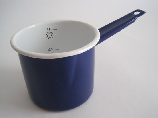 Emaille steelpan met maataanduiding en schenktuitje -  Ø 12 cm - 1 liter -  donkerblauw