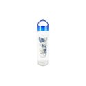 Doorzichtige drinkfles met blauwe dop, gevuld met verschillende gekleurde edelstenen.