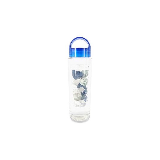 Doorzichtige drinkfles met blauwe dop, gevuld met verschillende gekleurde edelstenen.