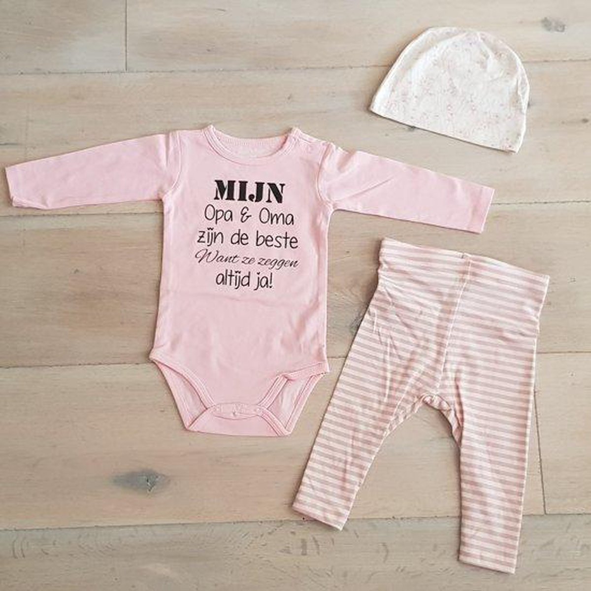 Goedkoopste Baby cadeau geboorte unisex jongen of Meisje Setje 3-delig newborn | maat 62-68 | grijs mutsje en broekje en romper lange mouw wit met zwarte tekst of ik superwoman ken je bedoelt gewoon mijn mama | Bodysuit | pakje | Kraamcadeau | Gift Set