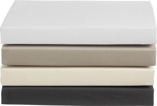 Stapel van vier hoeslakens in verschillende kleuren: wit, taupe, crème en donkergrijs.