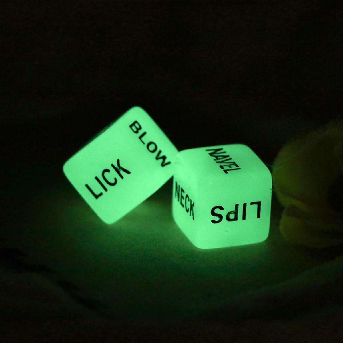 Goedkoopste Erotische dobbelstenen - Glow in the Dark - 2 dobbelstenen - Voorspel - Seks - Sex - Relatie - Spannend - Kamasutra- Erotisch - Erotiek - Dobbelsteen