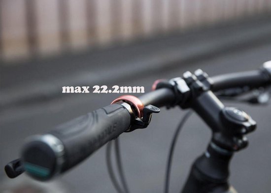 Koperkleurige fietsbel bevestigd aan een fietsstuur, met tekst 'max 22.2mm'.