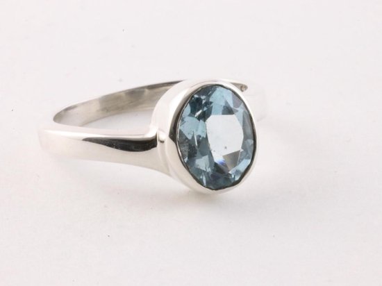 Zilveren ring met blauwe topaas