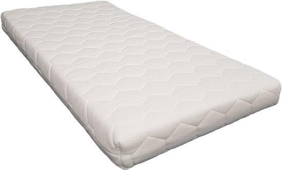 Wit babymatras met een golvend stikselpatroon.