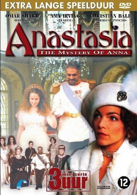 De poster van de miniserie "Anastasia" toont een vrouw met een witte hoed op de voorgrond, met op de achtergrond een man in militair uniform en een jonge vrouw in een trouwjurk.