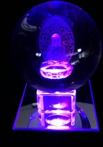 Kristal bol 6cm met 3D  lasering van een zittende Boeddha met een glazen voetje + een gratis LED verlichting.