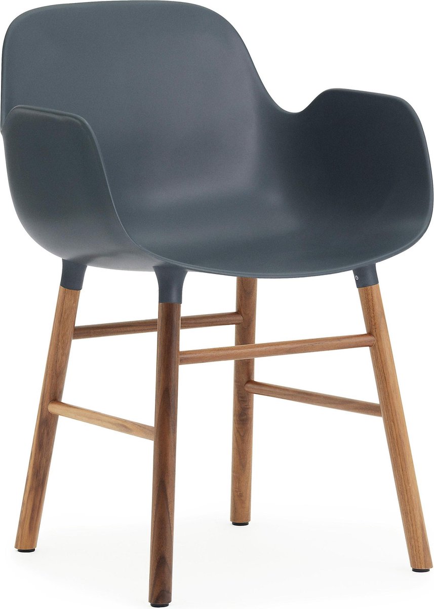 Form Armchair - Stoel - Blauw met walnoten onderstel