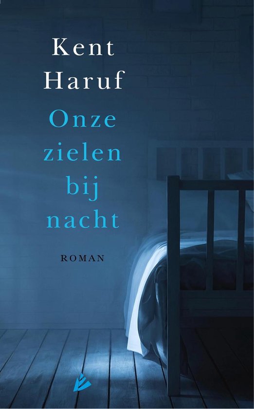 Boek 'Onze zielen bij nacht' van Kent Haruf. Titel in witte en blauwe letters op de voorkant met een bed op de achtergrond in gedimd licht.