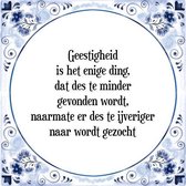 Tegeltje met Spreuk (Tegeltjeswijsheid): Geestigheid is het enige ding, dat des te minder gevonden wordt, naarmate er des te ijveriger naar wordt gezocht + Kado verpakking & Plakha