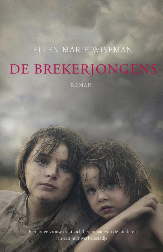Couverture du livre 'De Brekerjongens' avec le portrait de deux enfants sales et épuisés en vêtements sombres, avec du texte en haut et en bas.