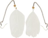 oorhangers met witte veren