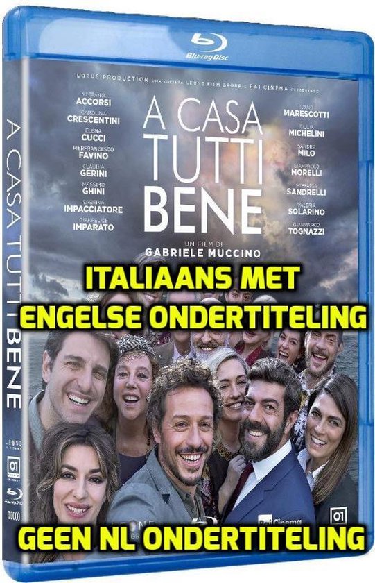 Een groep lachende mensen op een Blu-ray hoes met de tekst 'A CASA TUTTI BENE'.