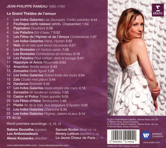 Sabine Devieilhe in een witte jurk, met de tracklist van 'Le Grand Théâtre de l'amour'.
