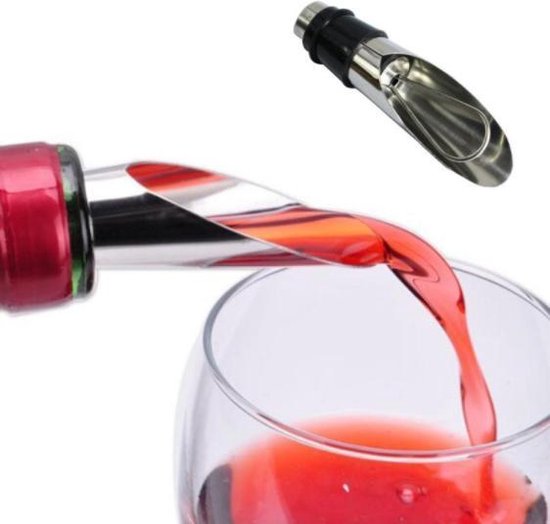 RVS schenktuit in een fles giet rode wijn in een glas. Losse schenktuit boven.