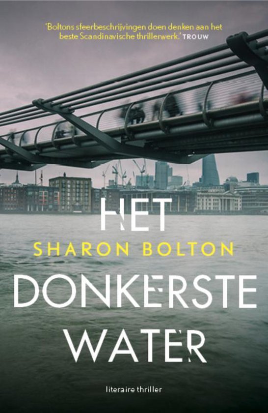 Boekcover 'Het donkerste water'. Een foto van een moderne brug boven water met de skyline van Londen op de achtergrond.