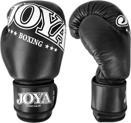 Twee zwarte Joya bokshandschoenen, één met "JOYA BOXING" tekst, de andere met "JOYA FIGHT GEAR".