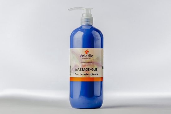 Blauwe pompfles met etiket "Volatile Aromatherapy" en "Massage-olie Overbelaste spieren".