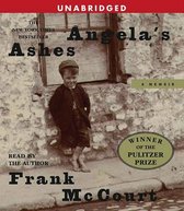 Boekomslag van 'Angela's Ashes', met een jongetje in oude kleding voor een stenen muur. "Winner of the Pulitzer Prize".