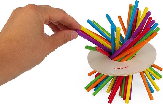 Hand trekt een kleurrijk stokje uit het spel "Crazy Sticks".