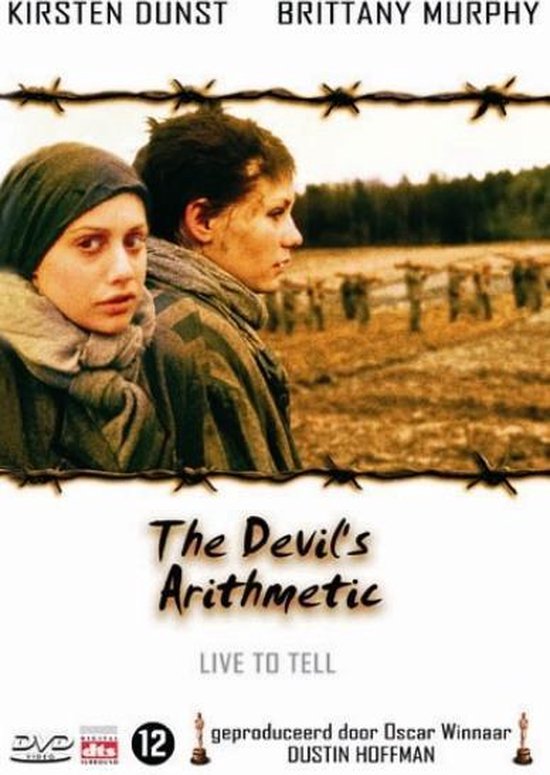 Kirsten Dunst en Brittany Murphy in 'The Devil's Arithmetic'. Achter prikkeldraad, twee vrouwen in militaire kleding.