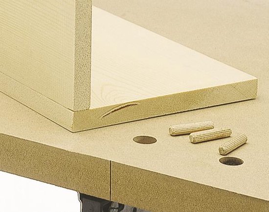 Houten hoekverbinding met 3 deuvels die uit het hout steken, op een werkbank.