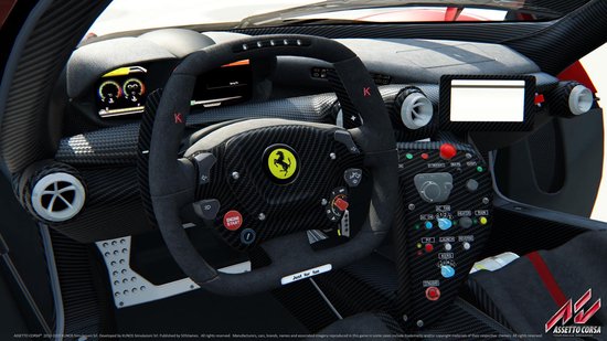 Interieur van een rode sportauto met carbon fiber dashboard, stuur en racestoelen.