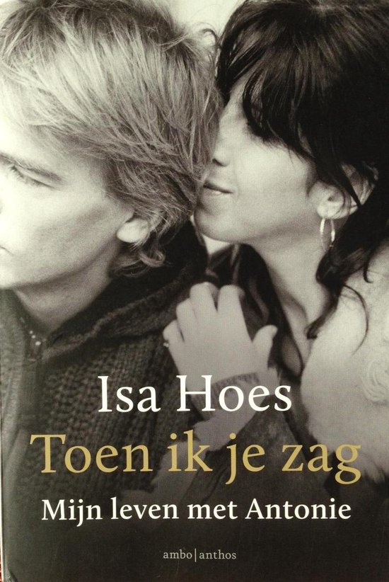 Twee vrouwen, Isa Hoes en Anthonie, poseren dichtbij elkaar met de hand op de arm.