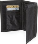 Zwarte drievoudige portemonnee, gedeeltelijk open met creditcards in vakjes.
