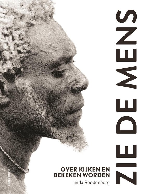 Portret van een man met een baard, titel 'Zie de mens'.