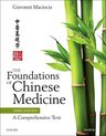 Boek 'The Foundations of Chinese Medicine' met op de voorkant drie stengels bamboe