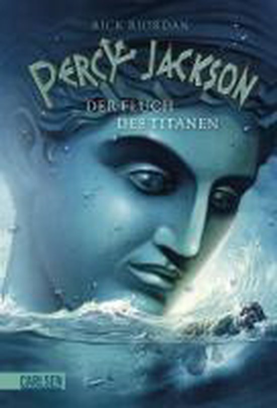 Boek "Percy Jackson: De Vloek van de Titaan" met op de cover een gezicht van een vrouw met golvend haar dat uit het water komt.