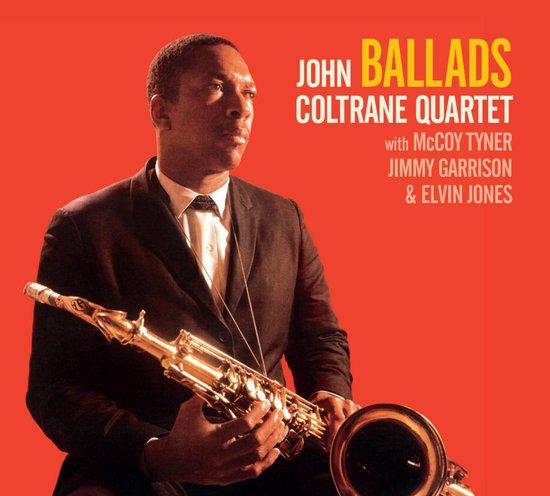 John Coltrane Quartet Ballads albumhoes met John Coltrane die een saxofoon vasthoudt. Rode achtergrond.