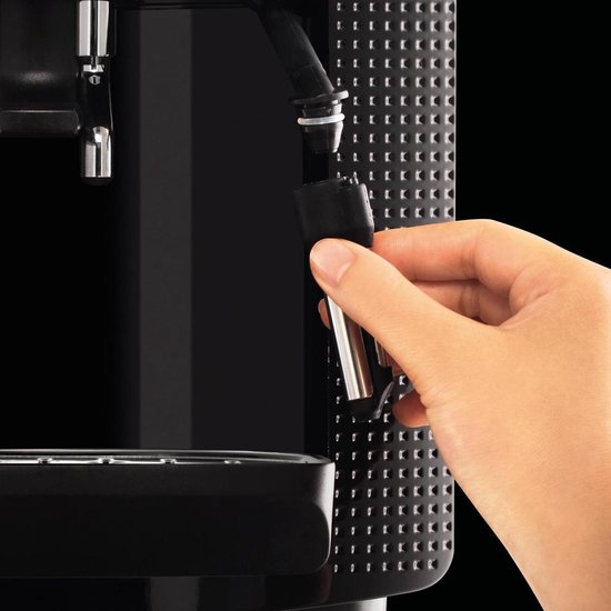 Hand bevestigt stoompijpje op zwarte Krups espressomachine.