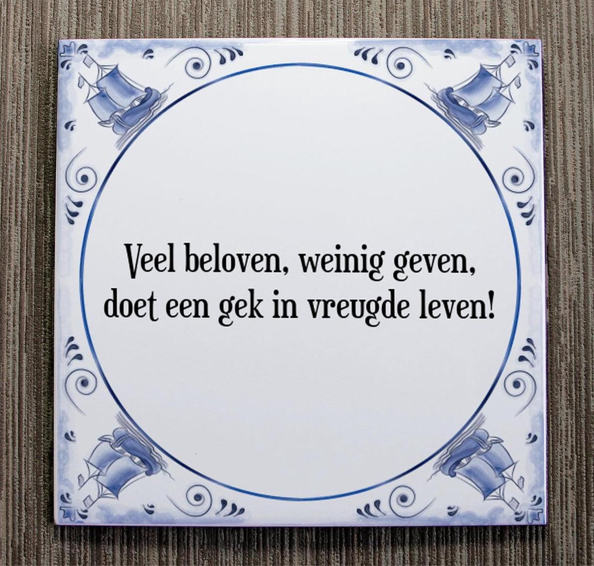 Tegeltje met Spreuk (Tegeltjeswijsheid) Veel beloven, weinig geven, doet een gek in... bol