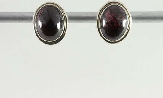 Fijne ovale zilveren oorstekers met granaat