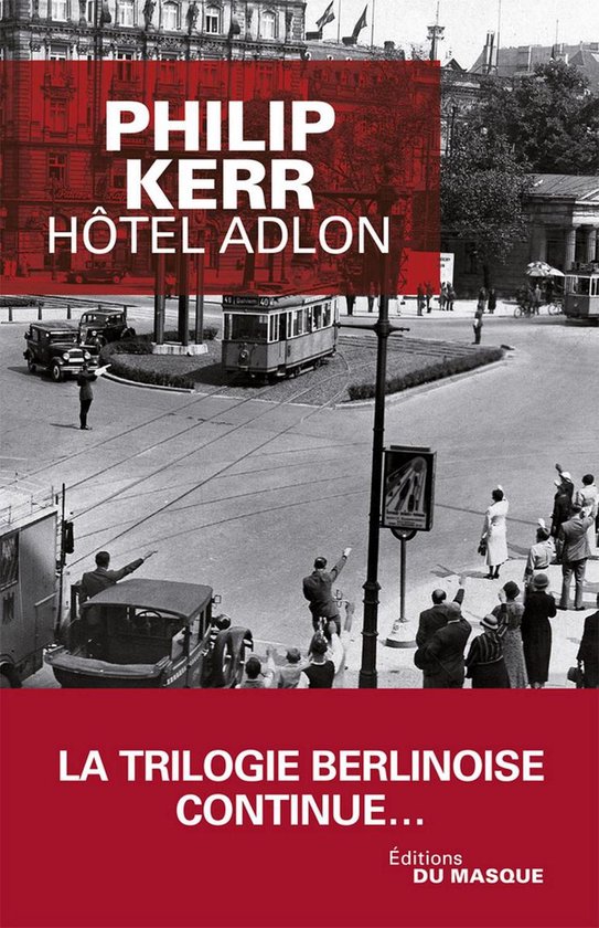 Boekomslag van 'Hôtel Adlon' door Philip Kerr, met een zwart-witfoto van een straatbeeld in Berlijn met een tram en mensen.