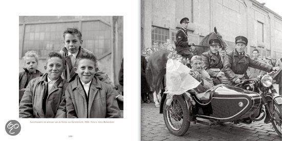 Groep jongens bij elkaar, deels met jas, 1956.