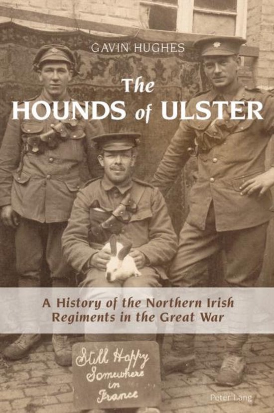 Boekomslag: sepiafoto van drie WOI-soldaten, waarvan één een konijn vasthoudt, met de titel The Hounds of Ulster.