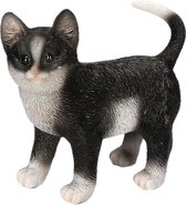 Dierenbeelden poes/kat zwart/wit staand - Decoratie beeldje kitten zwart/wit 20 cm